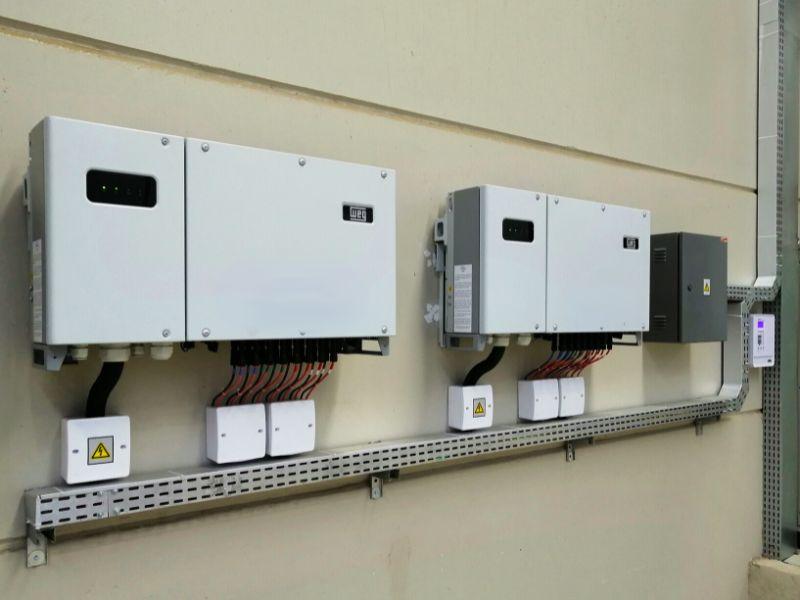 Inversores solares fixados em uma parede